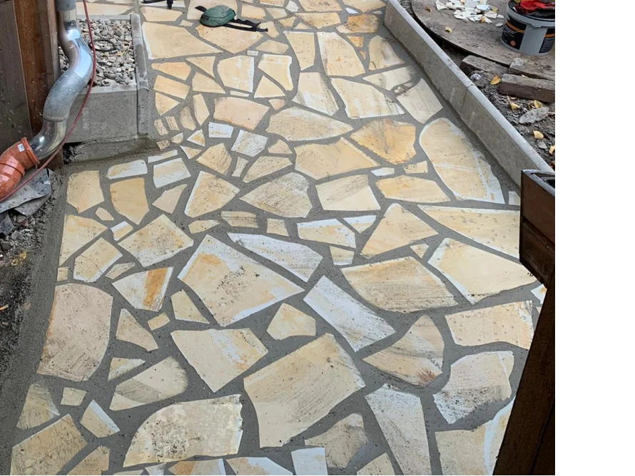 Neu verlegter Plattenweg aus gelbem Stein