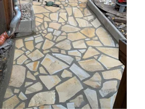 Neu verlegter Plattenweg aus gelbem Stein