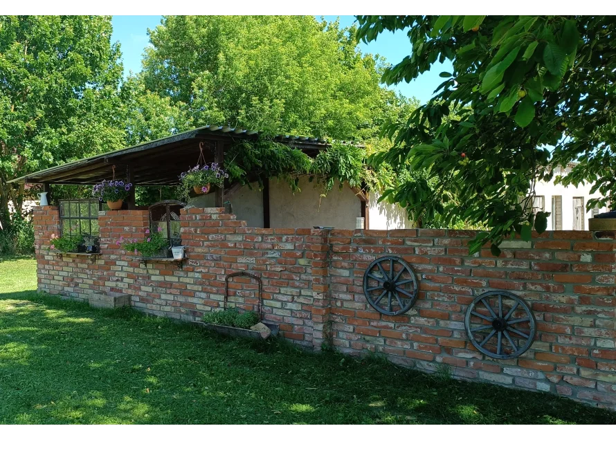 Gartenhaus mit Ziegelmauer