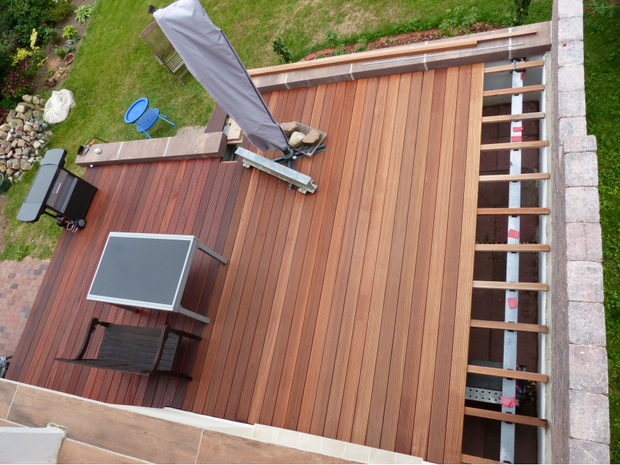 Holzterrasse während des Baus