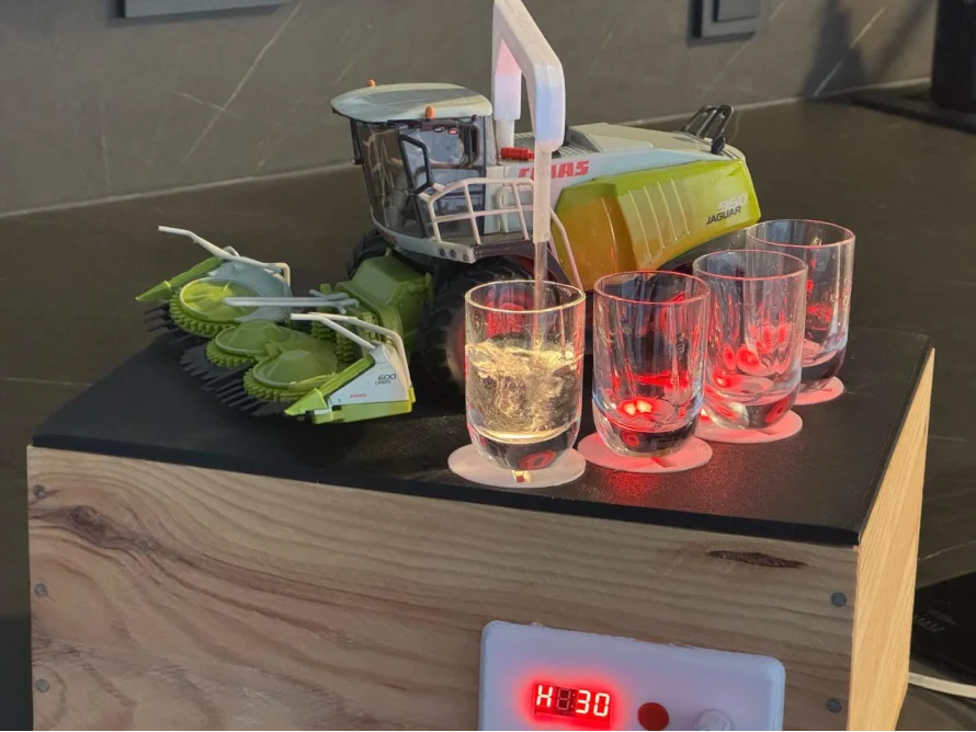 Modell eines Mähdreschers schenkt Wasser ein