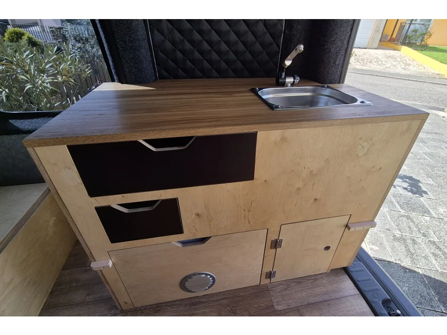 Einbauküche mit Spüle in einem Van