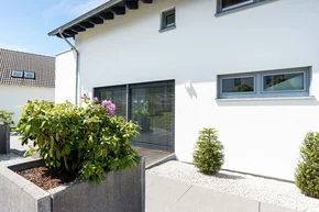 Weißes Haus mit Terrasse