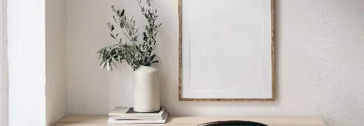 Holztisch mit leerem Rahmen