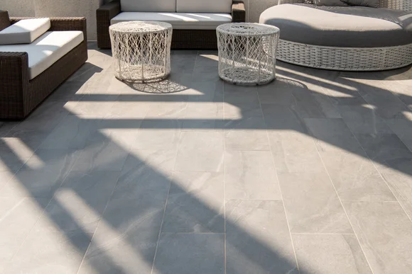 Gartenmöbel auf einer Terrasse