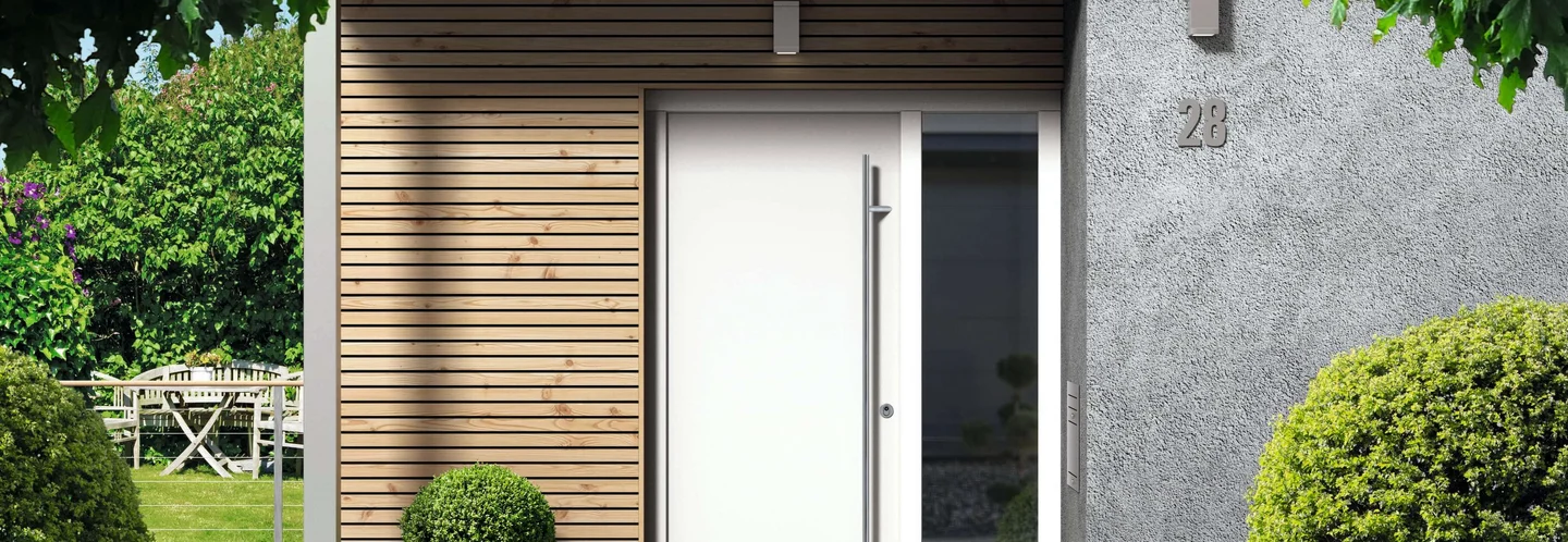 Moderner Hauseingang mit weißer Tür