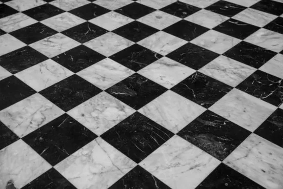 Schwarz-weißer Fliesenboden im Schachbrettmuster