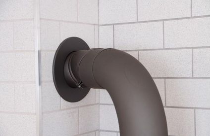 RT Kaminofen anschliessen Rohr 20 44 717x467 Anschluss Kaminrohr an Wand