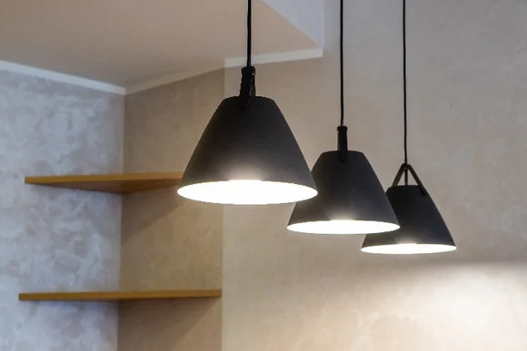 Drei schwarze Hängeleuchten