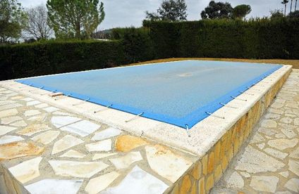 Abgedeckter Pool im Winter
