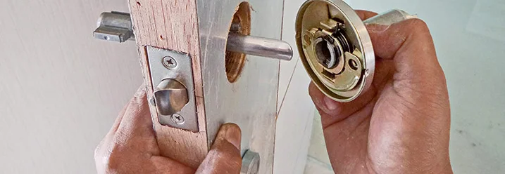 Hände montieren Türklinke an Tür