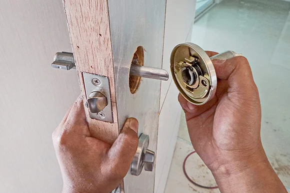 Hände montieren Türklinke an Tür