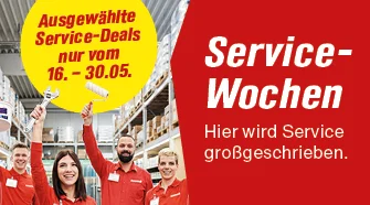 Mitarbeiter eines Baumarkts werben mit Werkzeugen für die Service-Wochen.