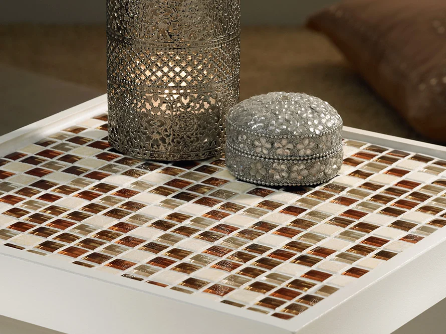 Tisch mit Mosaikplatte und Deko