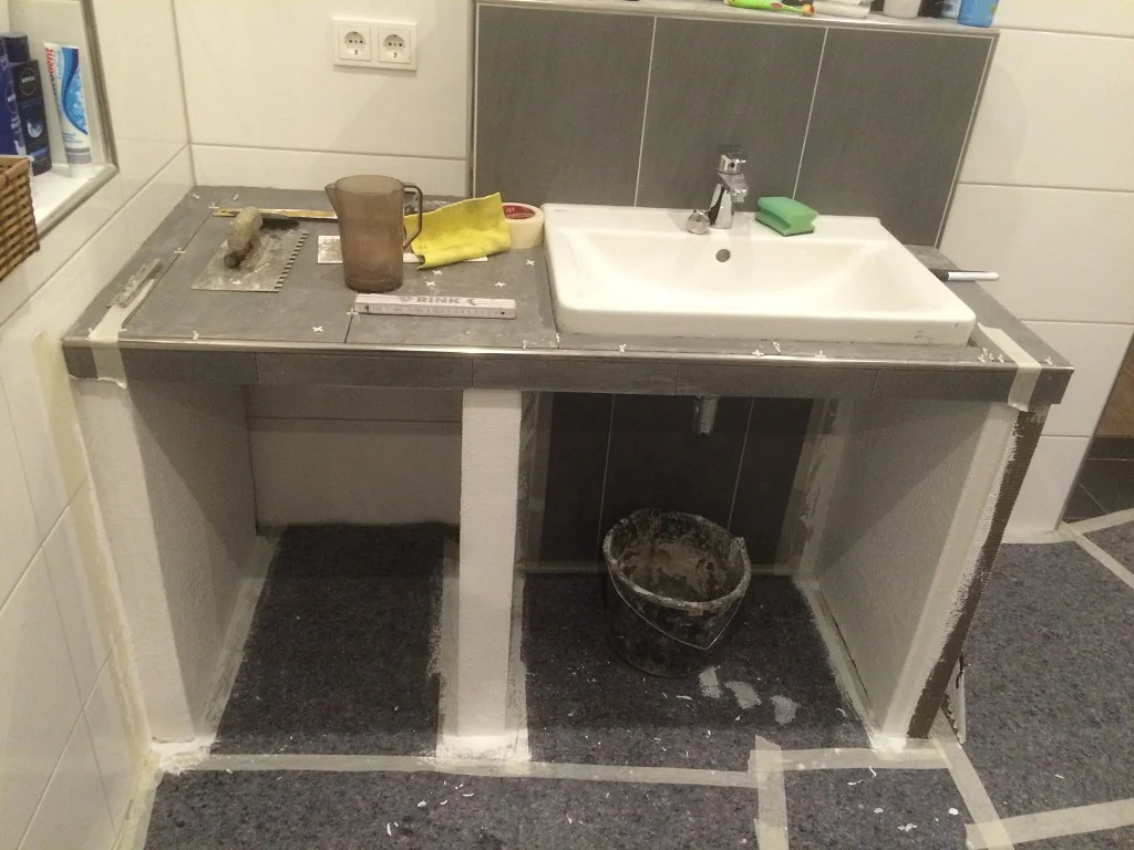 Waschtisch im Bau mit Wasserwaage und Kelle