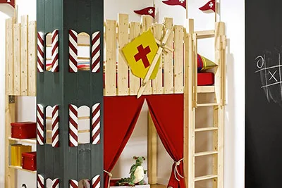 Hochbett aus Holz im Stil einer Burg