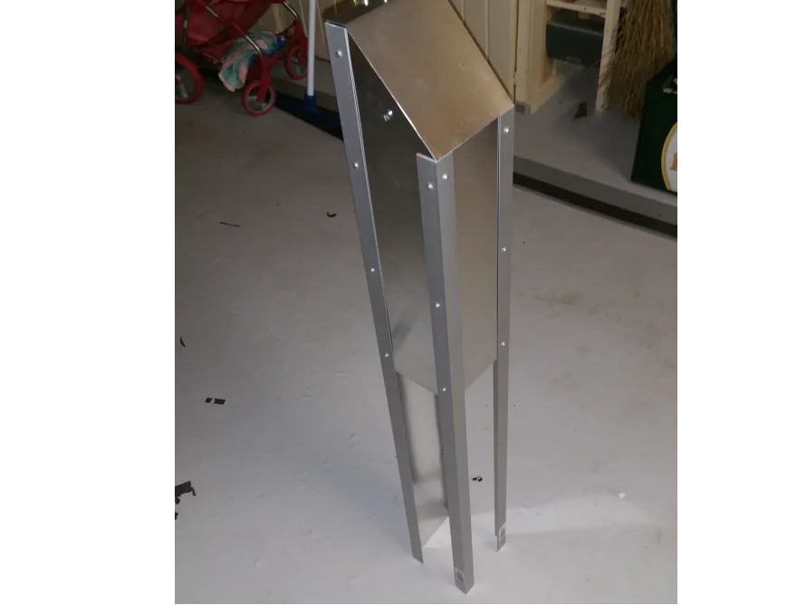 Metallrahmen auf Betonboden