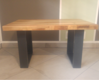 Tisch aus Holzbohlen