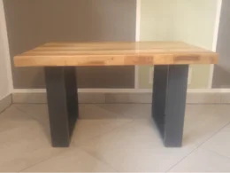 Tisch aus Holzbohlen