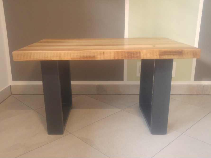 Tisch aus Holzbohlen