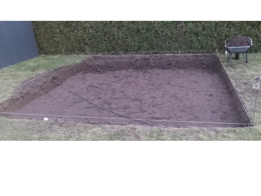 Rechteckiges Loch im Garten mit Schnur markiert