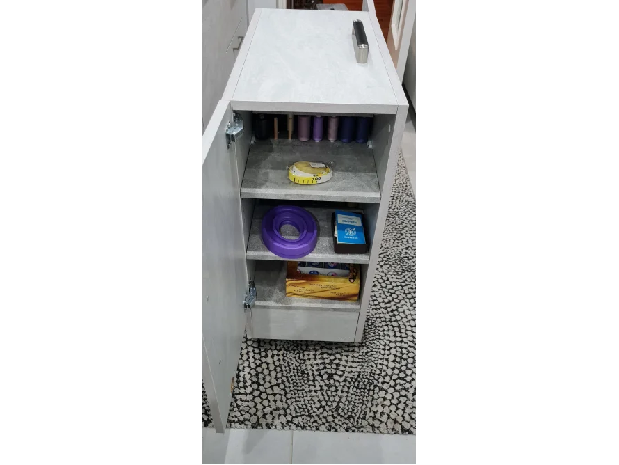 Offener Nähschrank mit Nähutensilien