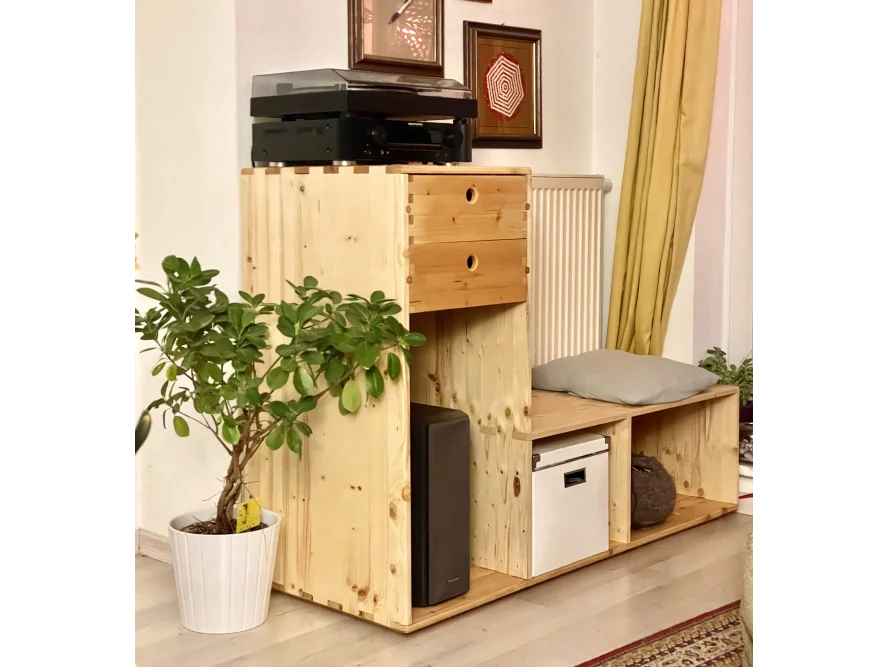 Ein selbstgebautes HiFi-Regal aus hellem Holz.