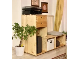 Ein selbstgebautes HiFi-Regal aus hellem Holz.