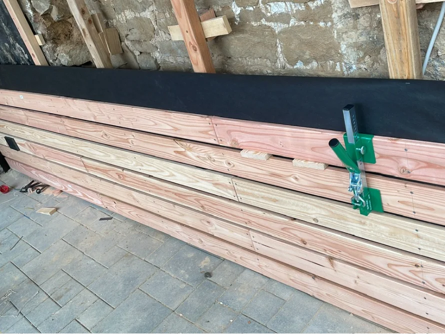 Holzverkleidung mit Zwinge