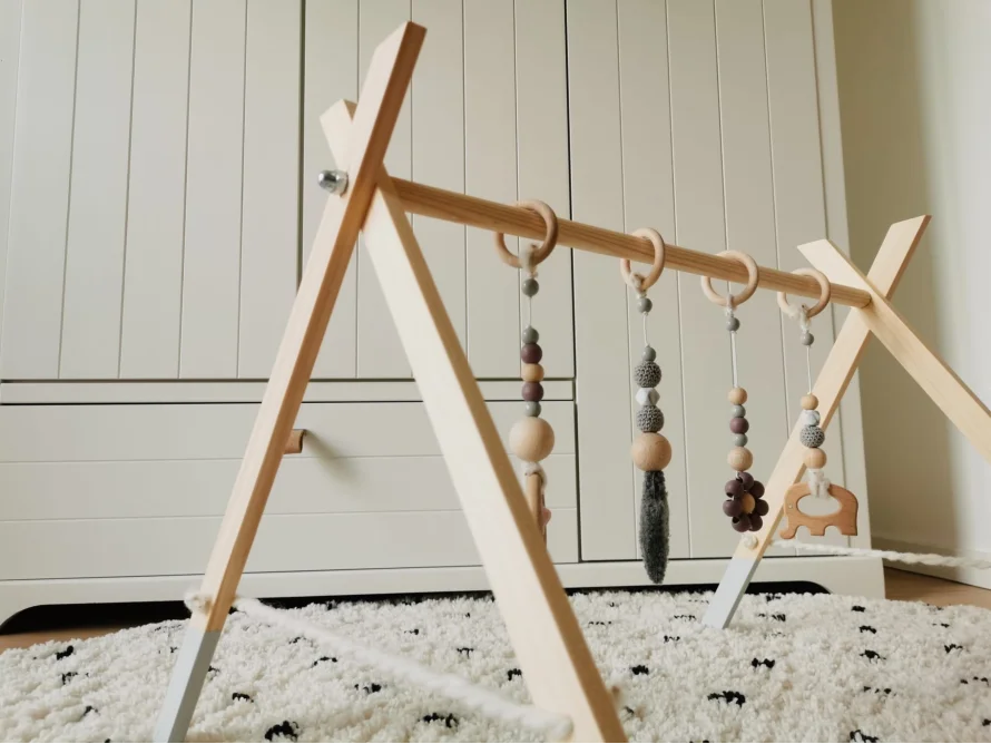 Holzgestell mit Spielzeug