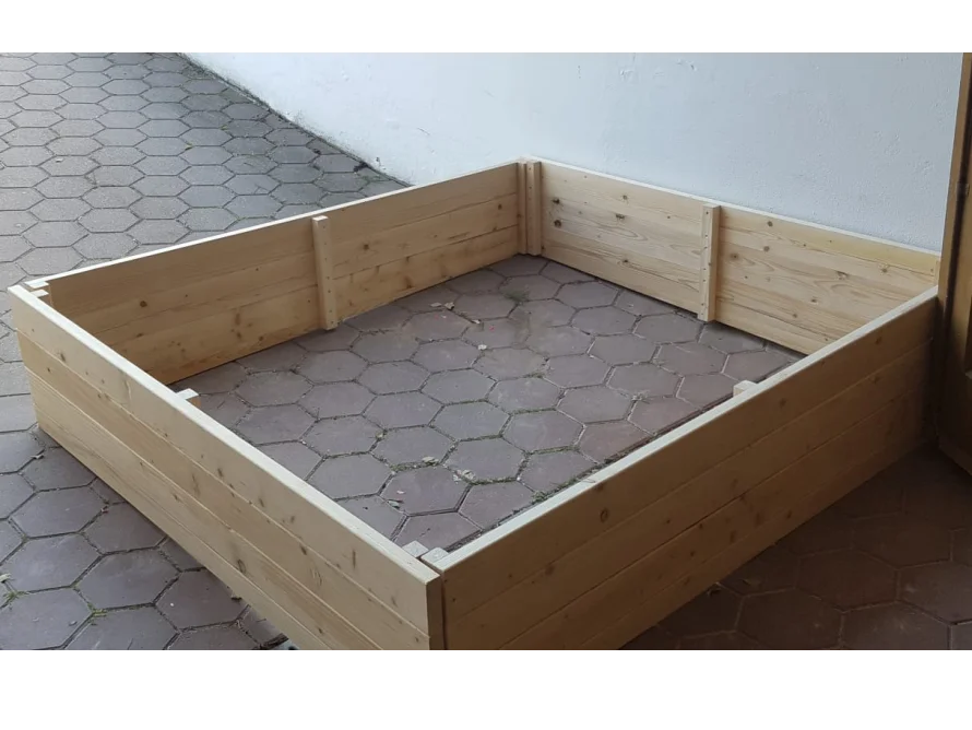 Holzrahmen auf gepflastertem Boden