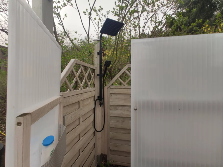 Gartendusche mit Holzwand