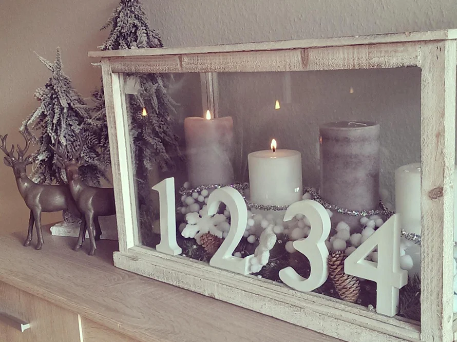 Weihnachtliche Dekoration mit Kerzen und Zahlen