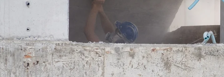 Person mit Winkelschleifer