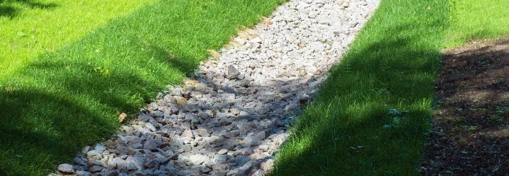 Steingraben für Drainage im Garten