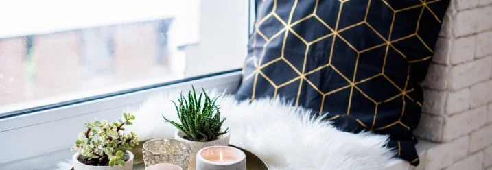 Gemütliche Dekoration auf Fensterbank