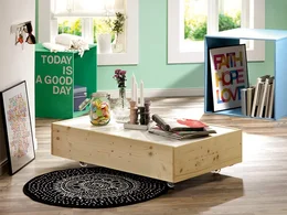 Heller Couchtisch aus Holz auf Rollen