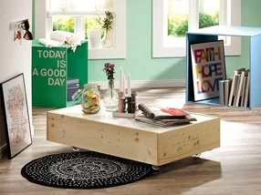 Heller Couchtisch aus Holz auf Rollen