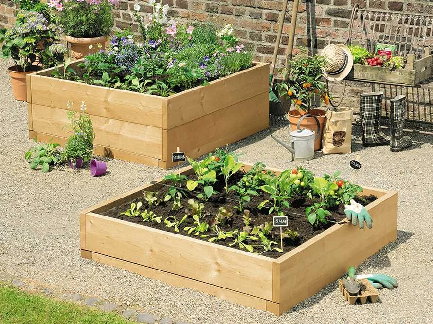 Zwei Hochbeete aus Holz