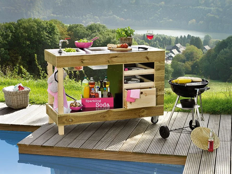 Draußenküche mit Grill