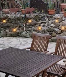 Tisch und Stühle auf einer Terrasse