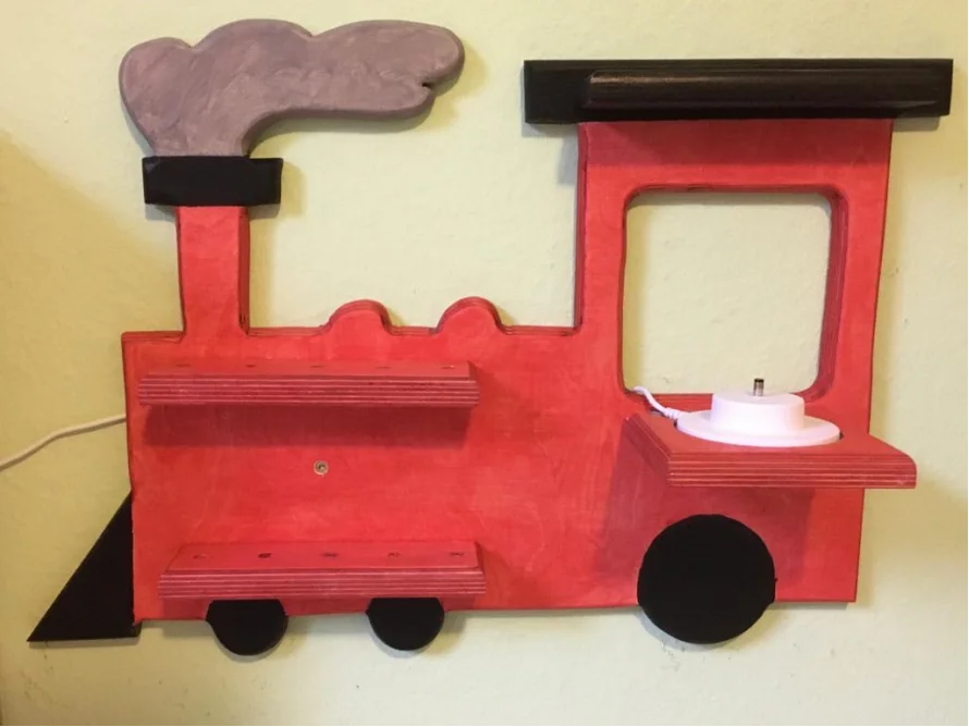 Rotes Wandregal in Form einer Lokomotive