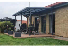 Überdachte Terrasse mit Gartenmöbeln