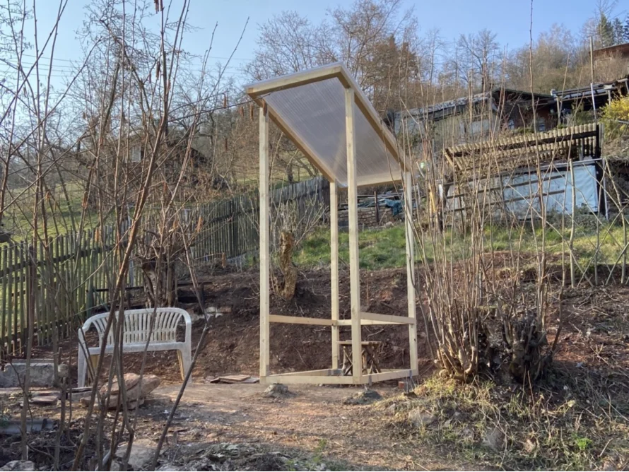 Holzgerüst eines Gartenhauses