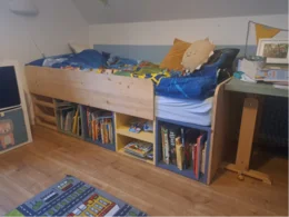 Kinderbett mit integriertem Bücherregal