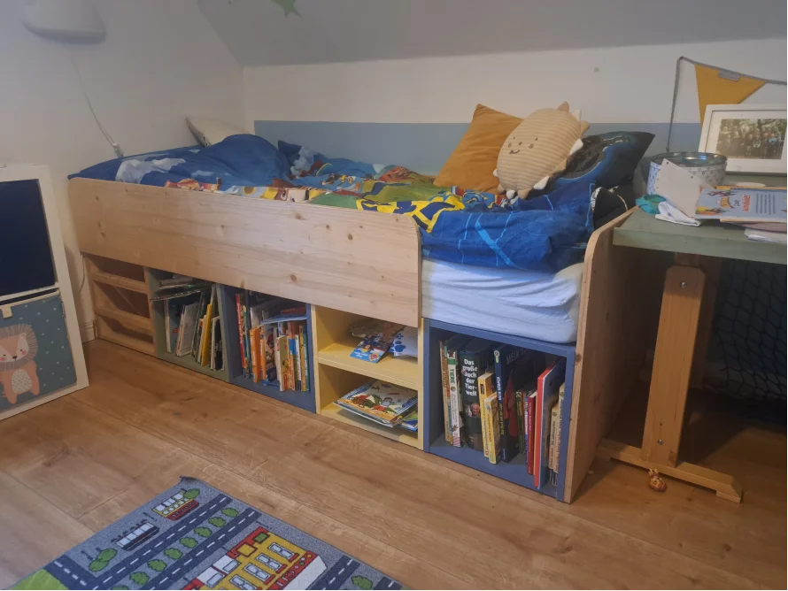 Kinderbett mit integriertem Bücherregal
