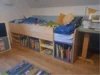 Kinderbett mit integriertem Bücherregal