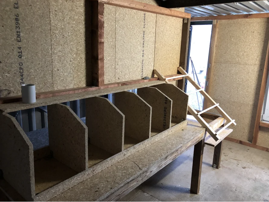 Hühnerstall mit Nistplätzen aus Holz