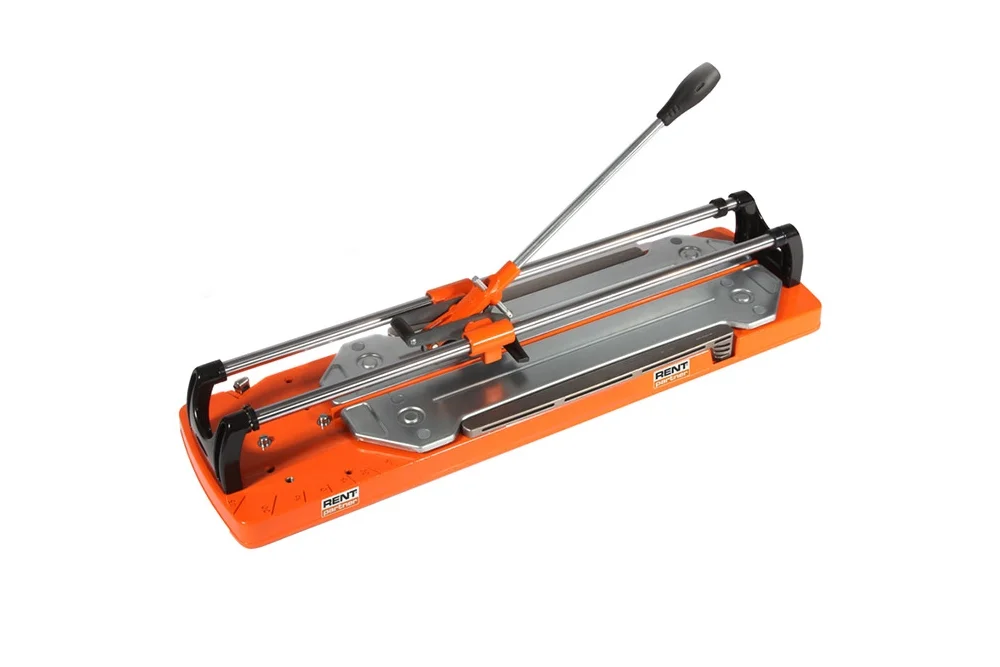 Ein manueller Fliesenschneider mit orangefarbener Basis auf weißem Hintergrund.