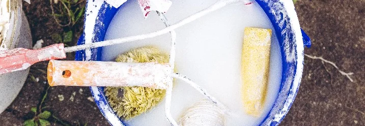 Farbeimer mit Farbrollen